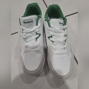 White Reebok Sneakers Size 4 (yough) new outside the box